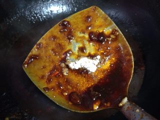 16、#咸味#自制花生香菇酱,来小妙招了，加入食用碱面（千万不要多，我的这份酱加入了一个半黄豆粒大小的碱面，碱多了会发苦）