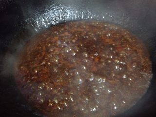 17、#咸味#自制花生香菇酱,慢慢熬煮一下水分（大约5分钟）