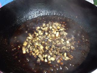 18、#咸味#自制花生香菇酱,加入炒好的香菇丁搅匀继续熬煮（这时候要尝一下味道，可适量加入盐或是糖）