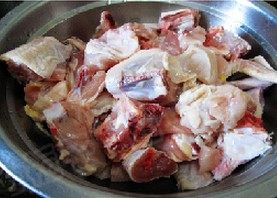 6、飘香鸡什锦菌菇火锅,将三黄鸡斩成小块，用清水把血水冲掉