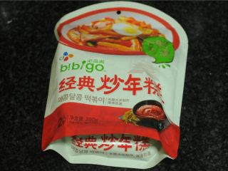 1、韩式炒年糕,方便的炒年糕，包装精美，携带方便，每一包炒年糕里都有一包年糕和一包酱料，分开包装，让口感更好