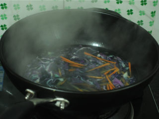 3、韩式炒年糕,放入开水里汆烫好