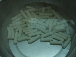 4、韩式炒年糕,年糕开袋后放入冷水里冲洗一下，让粘连的部分散开