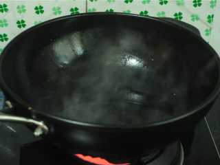 6、韩式炒年糕,油锅烧热，加入少许水