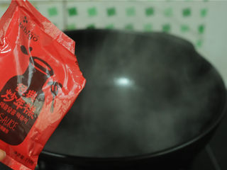 7、韩式炒年糕,将酱料倒入锅里，烧开