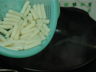 8、韩式炒年糕,将年糕倒进去