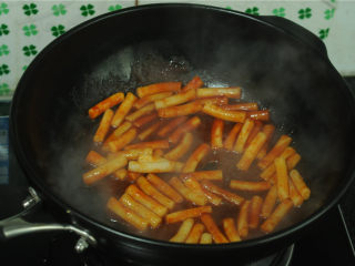 9、韩式炒年糕,转中小火慢慢翻炒至年糕微微变软