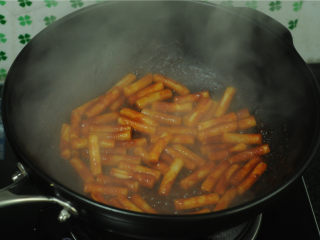 10、韩式炒年糕,均匀地粘上酱汁