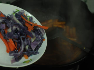 11、韩式炒年糕,将蔬菜倒进去，一起翻炒均匀即可