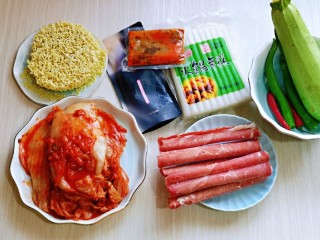 2、部队火锅,准备食材，所有食材的量可以根据个人口味及需求增减。
