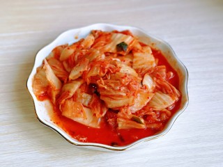 3、部队火锅,首先处理配菜，将泡菜切小块。