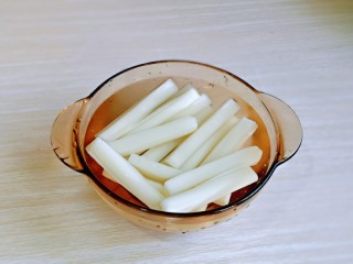 4、部队火锅,年糕条放入水中泡软。(大概10分钟左右就可以，也要根据年糕和硬度来定，总之泡软就可以)