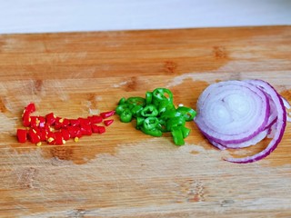 5、部队火锅,红绿辣椒洗干净切段，洋葱去皮切丝。