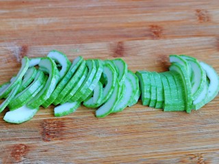 6、部队火锅,西葫芦洗干净，去掉瓤，再切片。