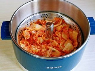 7、部队火锅,将升降火锅清洗干净，把切好的泡菜放在升降网上。