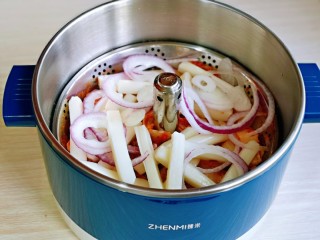 8、部队火锅,再加入泡软的年糕，洋葱丝。