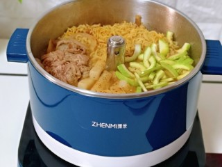 11、部队火锅,煮沸后加入肥牛卷，西葫芦片，将火力调到最小档再煮2分钟即可。