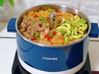 12、部队火锅,所有的食物全部升起来啦！吃起来特别方便呦～不会有你在锅里我却找不到你的尴尬啦～