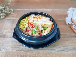 14、部队火锅,嘻嘻～放入砂锅里美拍几张。