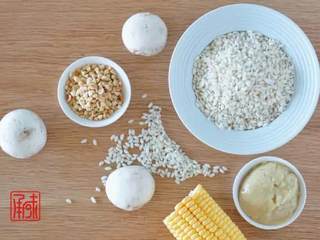 1、承味意大利糙米奶油蘑菇饭#发现粗粮之美#,先准备好食材，糙米、蘑菇、秘制奶油酱料、玉米、花生碎