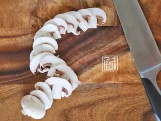 2、承味意大利糙米奶油蘑菇饭#发现粗粮之美#,首先我们将蘑菇切成片，并将玉米粒切下来，切下来就好。