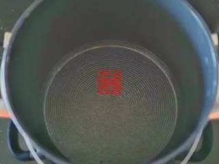 4、承味意大利糙米奶油蘑菇饭#发现粗粮之美#,准备好一只汤锅，烧2碗水