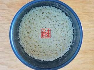 5、承味意大利糙米奶油蘑菇饭#发现粗粮之美#, 与此同时煮一锅糙米饭，记住这里的水和米的比例是0.8比1，因为一会在煮饭的过程中糙米还会二次吸收水分