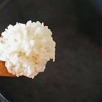 6、承味意大利糙米奶油蘑菇饭#发现粗粮之美#,将煮好的糙米放入刚刚煮开水的锅中