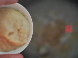 10、承味意大利糙米奶油蘑菇饭#发现粗粮之美#, 秘制酱料，其实秘制酱料是由黄油、蘑菇碎、洋葱碎、面粉、盐、白胡椒、淡奶油熬制成的，当然如果你懒得做这个，超市可以买到很多奶油小方，买来就可以了这样也方便。