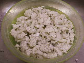 1、干锅花菜,花菜掰小块，提前放盐水中浸泡15分钟。