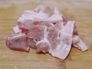 2、干锅花菜,五花肉切片。