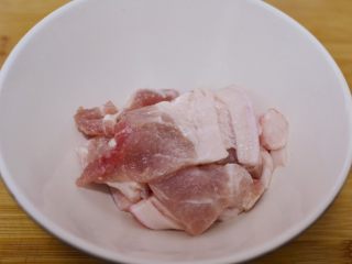 3、干锅花菜,放入一点料酒去腥。