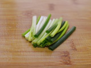 6、干锅花菜,小葱切段。