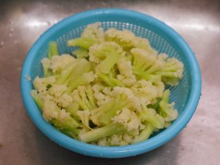 9、干锅花菜,倒出来充分沥干水分。