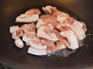 10、干锅花菜,锅中放入少许油烧热，调小火，放入五花肉。