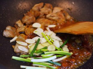 13、干锅花菜,调大火，放入葱姜蒜爆香。