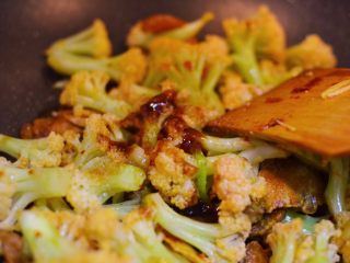 15、干锅花菜,放入白糖、黑胡椒粉、生抽和耗油。