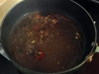 11、沙茶牛肉粉丝煲,倒入沙茶酱汁煮滚