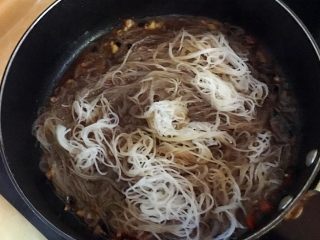 13、沙茶牛肉粉丝煲,倒入粉丝