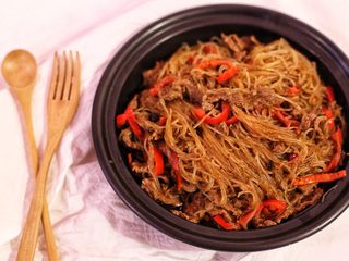 15、沙茶牛肉粉丝煲,煮一分钟后装盘