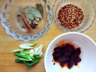 3、麻辣啤酒小龙虾,准备好各种调料