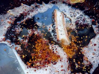 4、麻辣啤酒小龙虾,热锅热油,爆香八角、桂皮、香叶、花椒、辣椒碎、葱、蒜