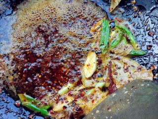 5、麻辣啤酒小龙虾,放入郫县豆瓣酱,炒香出红油