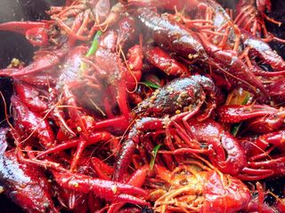 6、麻辣啤酒小龙虾, 倒入小龙虾,翻炒片刻