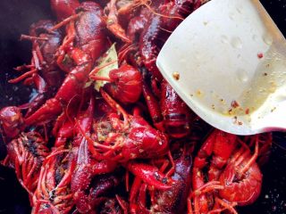 7、麻辣啤酒小龙虾,加料酒(可不放)和啤酒翻炒后,加热水,大火烧开