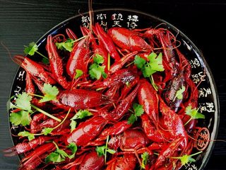 11、麻辣啤酒小龙虾,活的,张牙舞爪,从尾部抽出肠子这么不人道,必须不敢做啊。做熟了剥皮吃肉的时候,将肉一撕开就能去除肠子了,不用生的时候特意处理。