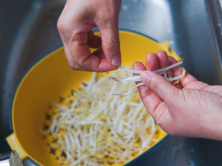 2、炒合菜,豆芽摘去尾部捞洗两遍