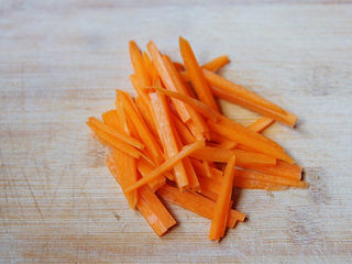 4、炒合菜,胡萝卜切丝备用