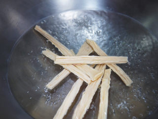 5、炒合菜,锅中水烧开,腐竹入锅焯水至回软,捞出控水