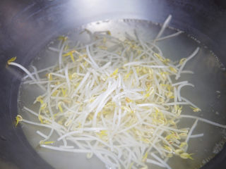 6、炒合菜,豆芽焯水至再次水沸